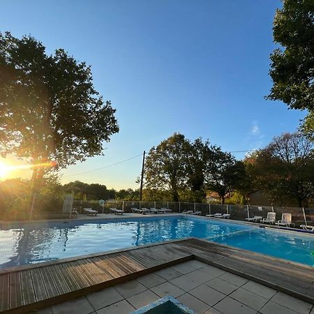 Emplacement Tente Camping Car Saint-Aubin-de-Nabirat Esterno foto