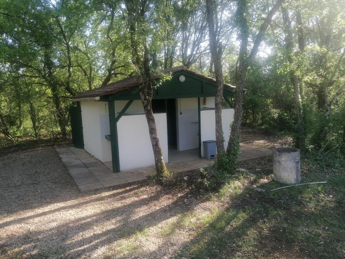 Emplacement Tente Camping Car Saint-Aubin-de-Nabirat Esterno foto