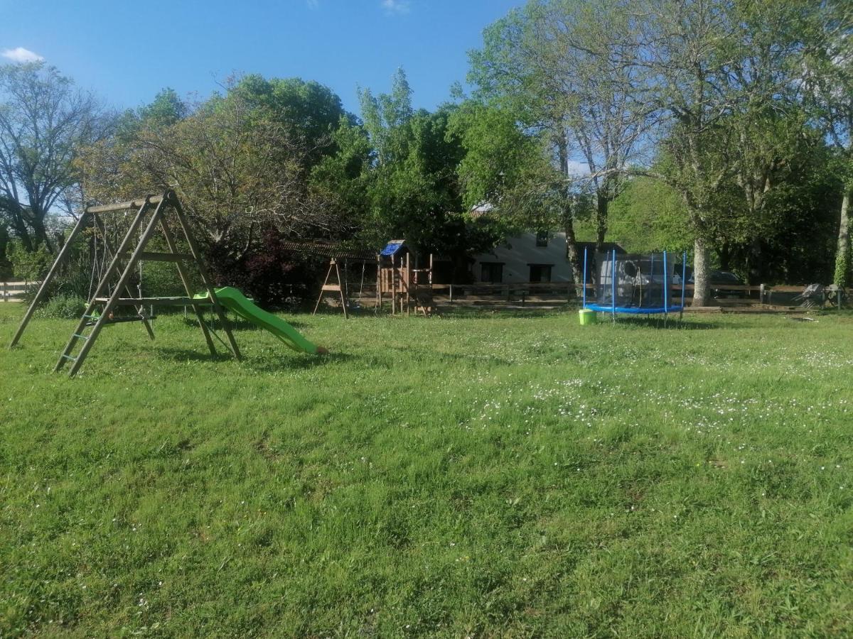 Emplacement Tente Camping Car Saint-Aubin-de-Nabirat Esterno foto