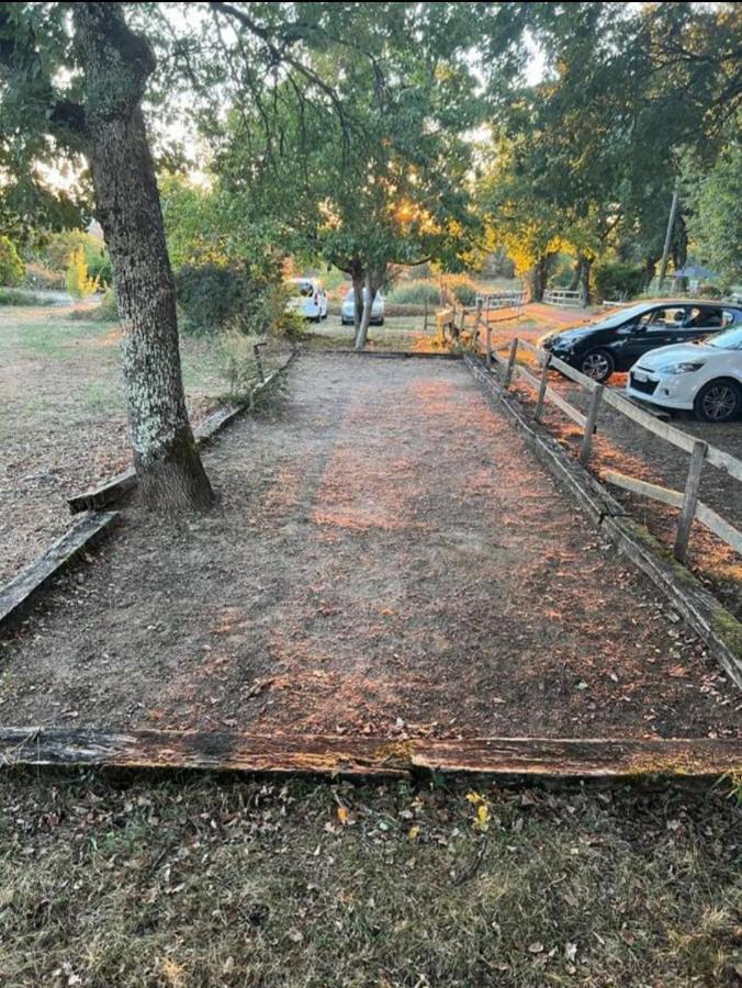 Emplacement Tente Camping Car Saint-Aubin-de-Nabirat Esterno foto