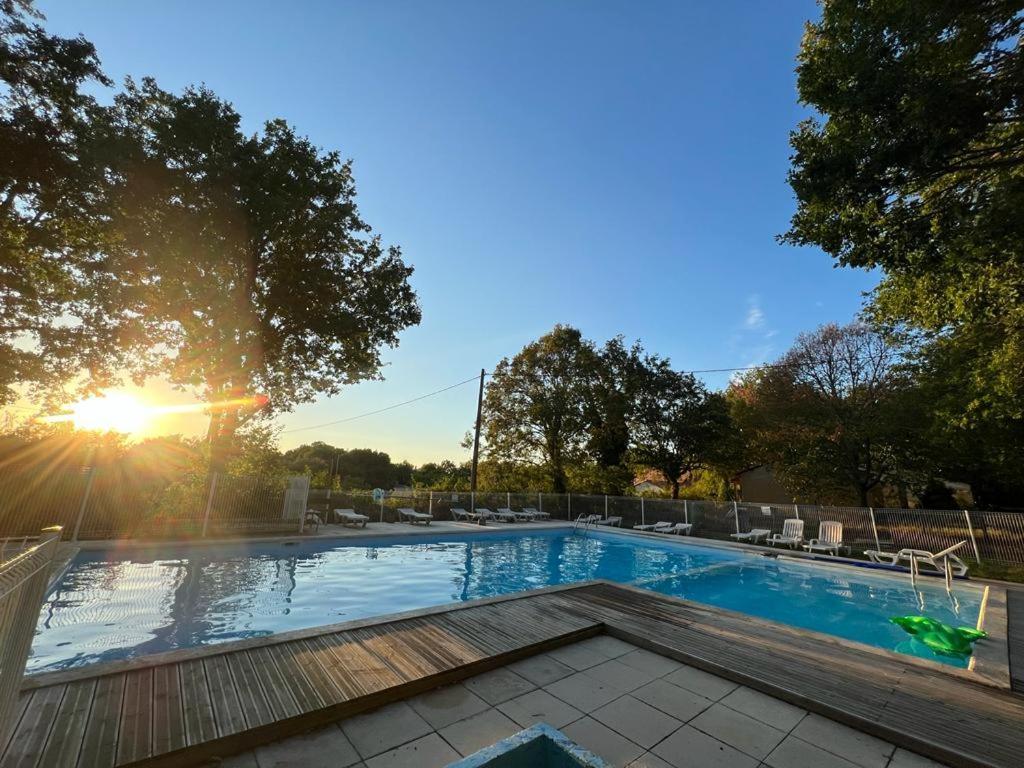 Emplacement Tente Camping Car Saint-Aubin-de-Nabirat Esterno foto